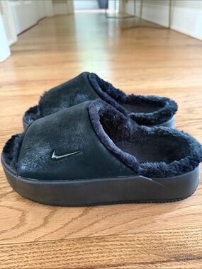 Nike Women’s Size 8 Black Faux Fur Platform Mule Slippers
